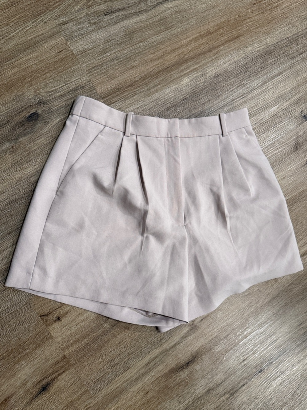 Abercrombie & Fitch High-Waist Pleated Shorts in Light Kkaki